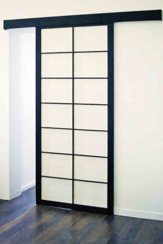 La porta scorrevole di Cinius è in legno di faggio tinto wengé e carta di riso fissata su pvc. Si realizza su misura.
Da L 80 x H 220 cm costa indicativamente 1.100 euro.  www.cinius.com