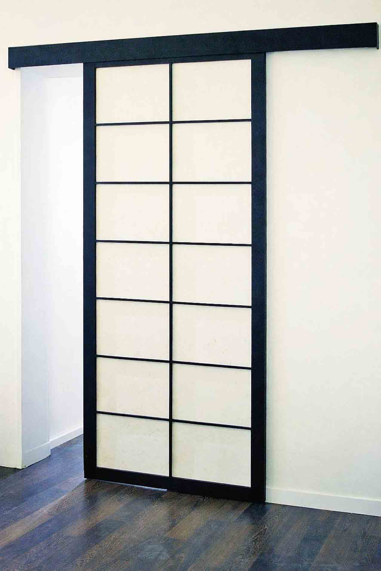 La porta scorrevole di Cinius è in legno di faggio tinto wengé e carta di riso fissata su pvc. Si realizza su misura.
Da L 80 x H 220 cm costa indicativamente 1.100 euro.  www.cinius.com