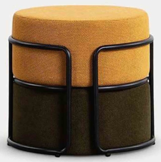 Il pouf Aixa di The Masie ha la struttura in metallo e il cuscino rimovibile. Misura Ø 44 x H 40 cm. www.themasie.com Il pouf Aixa di The Masie ha la struttura in metallo e il cuscino rimovibile. Misura Ø 44 x H 40 cm. www.themasie.com