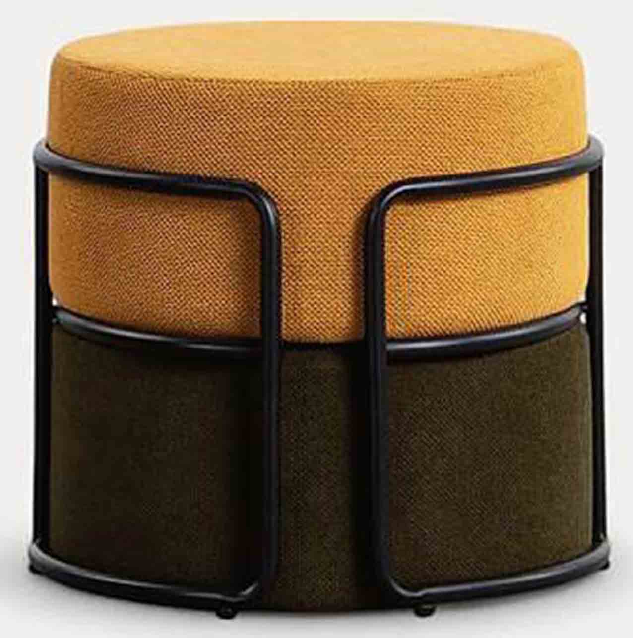 Il pouf Aixa di The Masie ha la struttura in metallo e il cuscino rimovibile. Misura Ø 44 x H 40 cm. www.themasie.com Il pouf Aixa di The Masie ha la struttura in metallo e il cuscino rimovibile. Misura Ø 44 x H 40 cm. www.themasie.com