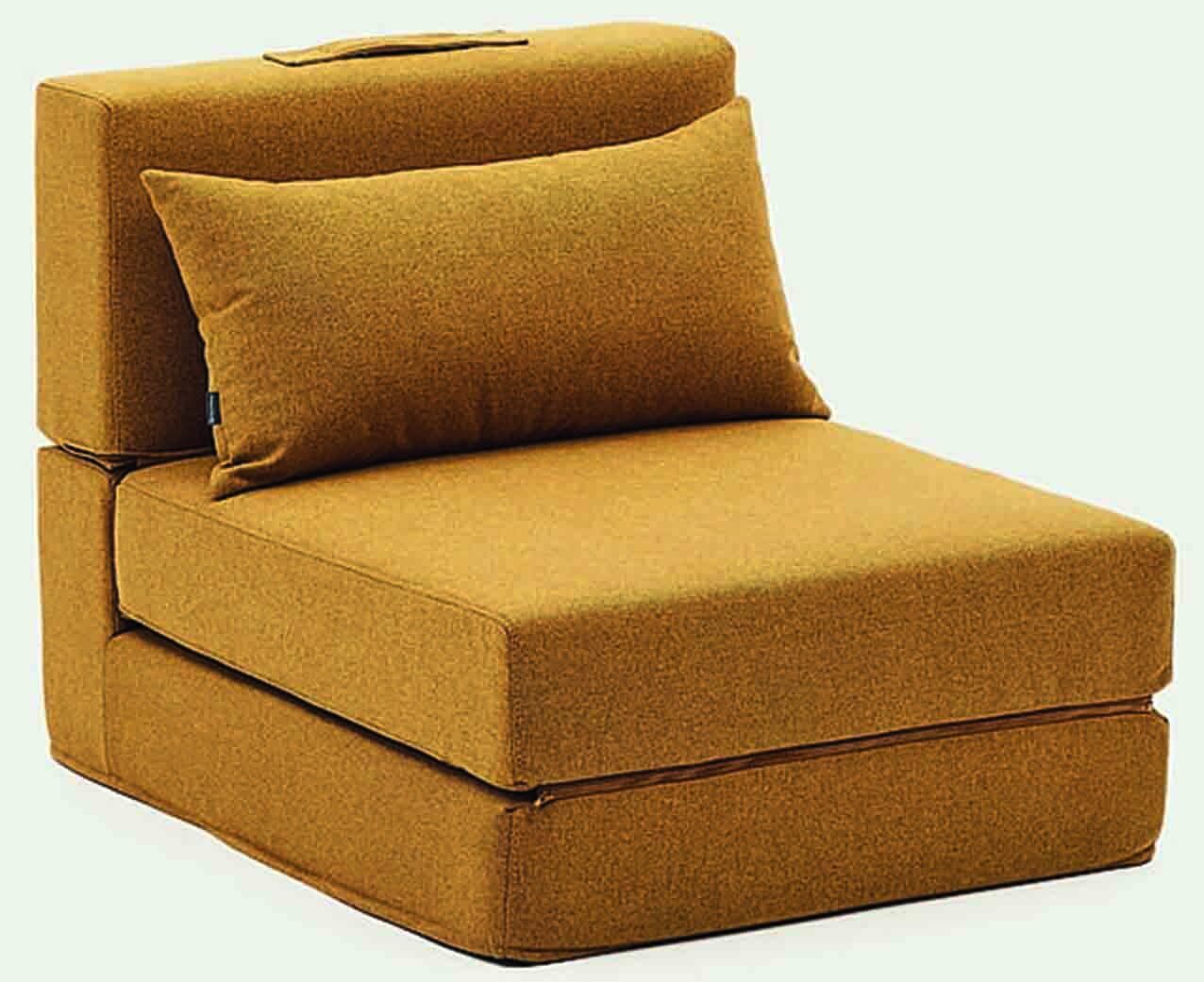 Con imbottitura in schiuma di poliuretano e rivestimento in tessuto  Varese con trattamento Teflon antimacchia, Arty di Kave Home misura L 70 x P 89 x H 67 cm (chiuso); L 70 x P 185 x z
H 16 cm (aperto). Costa 329 euro. www.kavehome.com
