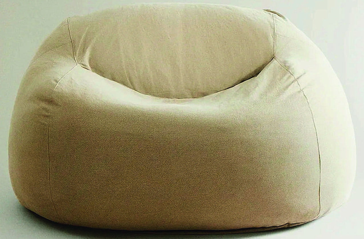 Puff Grande di Zara Home
è rivestito con tessuto in tela di cotone e lino sfoderabile; l'imbottitura è di piume e poliestere. Misura Ø 120 x H 75 cm; costa 399 euro. www.zarahome.com