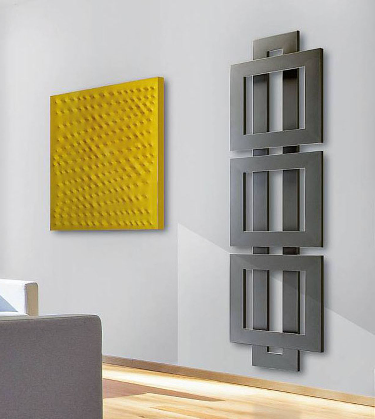 La collezione Cross di Brem si distingue per la sovrapposizione di riquadri geometrici, a formare corpi scaldanti diversi a seconda delle esigenze termiche. In tante finiture. Nella foto, il modello Cross/Q 186-10, grigio, costa 1.904 euro. www.brem.it