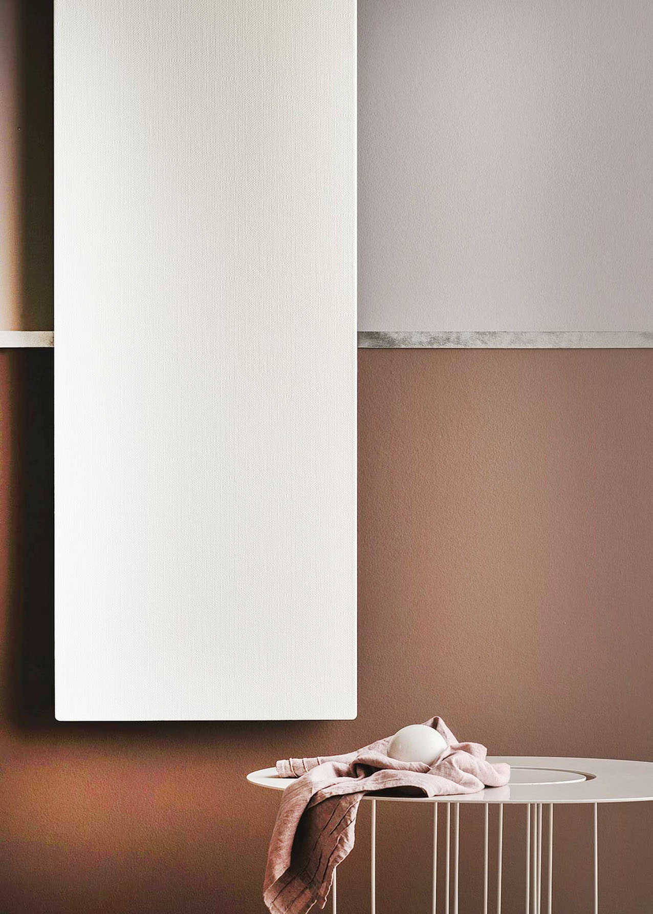 I pannelli radianti Livingstone di Arblu trasmettono il calore in modo diretto. Personalizzabili nei colori o con stampe su richiesta, sono disponibili in versione elettrica, idronica e ibrida. In tutti viene montato un termostato di controllo per il contenimento dei consumi. In foto, il modello Juta elettrico, in misura L 30 x H 180 cm, costa 1.156 euro. www.arblu.it