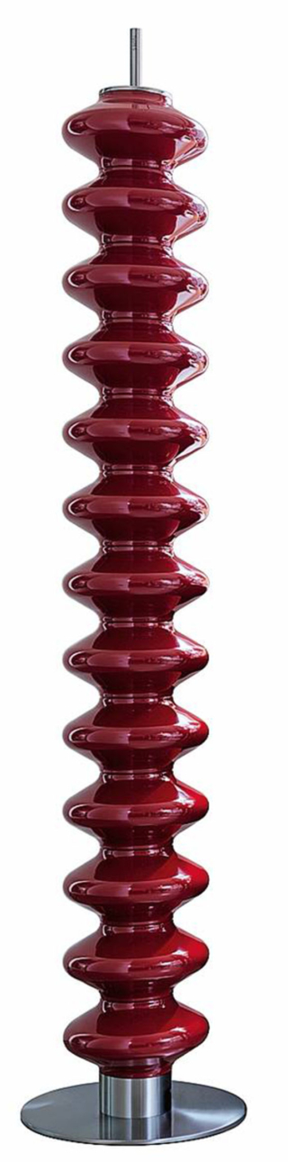 Il radiatore
Milano di Tubes,
nella variante freestanding,
con basamento
e puntale di acciaio
inox a contrasto,
è personalizzabile
in 140 diverse tonalità. Disponibile
con funzionamento idraulico o elettrico,
può essere utilizzato come elemento singolo
o in composizioni modulari. Costa
a partire da 3.615 euro.   www.tubesradiatori.com
