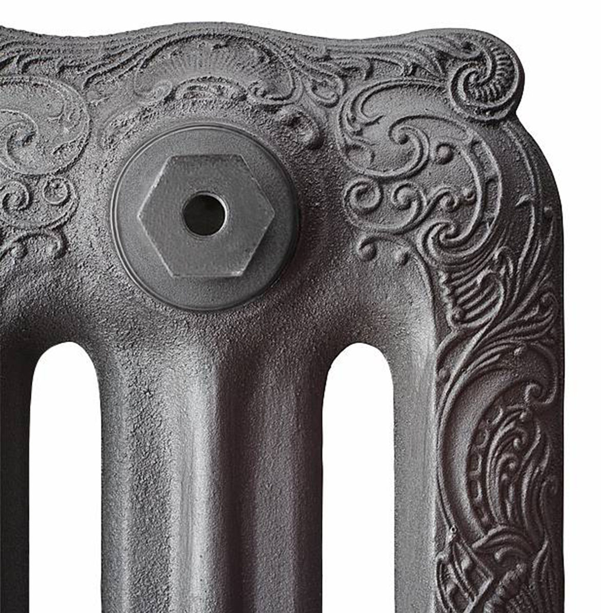 Autoportante
su piedini, Tiffany
di Scirocco H, con decorazioni in stile Liberty e valvole ottonate decorate, si distingue per le dimensioni generose e le linee arrotondate. Mantiene
il tepore costante
e diffuso a lungo, grazie alla ghisa con cui sono realizzati gli elementi,
ed è declinato in 67 tinte differenti. Prezzo da rivenditore. www.sciroccoh.it