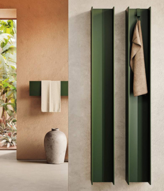 La serie T di Antrax IT è pensata per l'installazione verticale e integra un gancio in acciaio inox satinato o in tinta per appendere teli, accappatoi o accessori. Gli elementi sono realizzati in estruso di alluminio 100% riciclabile. Uno costa a partire da 824 euro. www.antrax.it
