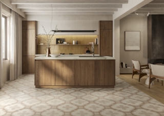 A pavimento, Tappeto 2 Caldo Avorio della linea Solida di Ragno offre una reinterpretazione del cotto, elegante e contemporaneo, con il gres fine porcellanato. Misura 100 x 100 cm e costa 72 euro al mq + Iva. A parete, i listelli in gres porcellanato Mid sono nel colore Ambra, con superficie lucida. È nel formato 6 x 24 cm e costa 76 euro al mq + Iva. www.ragno.it