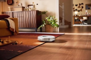 Collegandolo al Wi-Fi
di casa il robot è gestibile
ancheda remoto tramite
app dedicata.QR598 di Roborock è un robot aspirapolvere con docking station multifunzione che si occupa di svuotare il contenitore della polvere, lavare e asciugare i panni per il lavaggio e ricaricare il serbatoio dell'acqua. Con potenza di aspirazione di 8.000 Pa, è dotato di tecnologia
Reactive Tech per evitare gli ostacoli e di
navigazione LiDAR PreciSense. Misura L 35
x P 35,3 x H 9,6 cm e costa 499,99 euro. Collegandolo al Wi-Fi
di casa il robot è gestibile
ancheda remoto tramite
app dedicata.QR598 di Roborock è un robot aspirapolvere con docking station multifunzione che si occupa di svuotare il contenitore della polvere, lavare e asciugare i panni per il lavaggio e ricaricare il serbatoio dell'acqua. Con potenza di aspirazione di 8.000 Pa, è dotato di tecnologia
Reactive Tech per evitare gli ostacoli e di
navigazione LiDAR PreciSense. Misura L 35
x P 35,3 x H 9,6 cm e costa 499,99 euro.