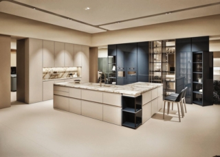 Sakura di Veneta Cucine modifica il concetto tradizionale di anta a telaio mediante una cornice più sottile. Qui, il Frassino laccato Crema Tortona con top Caranto Ker 12 Calacatta Crystal Opaco (con estetica Vena Continua) si abbina al laccato lucido Ultra Blu. www.venetacucine.com Sakura di Veneta Cucine modifica il concetto tradizionale di anta a telaio mediante una cornice più sottile. Qui, il Frassino laccato Crema Tortona con top Caranto Ker 12 Calacatta Crystal Opaco (con estetica Vena Continua) si abbina al laccato lucido Ultra Blu. www.venetacucine.com