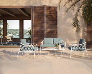 Il salotto è Scala di Alma Design. Gli imbottiti hanno struttura verniciata bianca, corda sabbia e sedile e schienale in tessuto idrorepellente.
La poltrona misura L 81,5 x P 79 x H 78 cm e costa 1.621 euro + Iva, il divano misura L 145 x P 79 x H 78 cm e costa 2.923 euro + Iva, il tavolino in acciaio verniciato bianco con piano ovale in Hpl misura L 100 x H 36,7 e costa 681 euro + Iva. www.alma-design.it