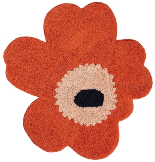 In 100% cotone biologico, lo scendiletto Unikko di Marimekko è ottenuto tramite tagli a mano che rendono ogni esemplare diverso dall'altro. Misura 74 x 73 cm e costa 82 euro. www.marimekko.com In 100% cotone biologico, lo scendiletto Unikko di Marimekko è ottenuto tramite tagli a mano che rendono ogni esemplare diverso dall'altro. Misura 74 x 73 cm e costa 82 euro. www.marimekko.com