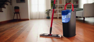 H2PrO Flatmop di Vileda è un sistema per lavare i pavimenti con acqua al 100% pulita, composto da secchio e manico con piastra piatta. Il panno in microfibra viene bagnato dai potenti getti d’acqua nel primo serbatoio (1,2 l utili per 60 mq) e viene strizzato nel secondo, con la completa separazione dell’acqua pulita da quella sporca. Costa 49,99 euro. Esiste anche nella versione con fiocco. www.vileda.it H2PrO Flatmop di Vileda è un sistema per lavare i pavimenti con acqua al 100% pulita, composto da secchio e manico con piastra piatta. Il panno in microfibra viene bagnato dai potenti getti d’acqua nel primo serbatoio (1,2 l utili per 60 mq) e viene strizzato nel secondo, con la completa separazione dell’acqua pulita da quella sporca. Costa 49,99 euro. Esiste anche nella versione con fiocco. www.vileda.it