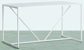 La scrivania Ibiza di The Masie  è in acciaio laccato disponibile in tanti colori. Misura L 140 x P 80 x H 78,5 cm; costa 96,95 euro. www.themasie.com
