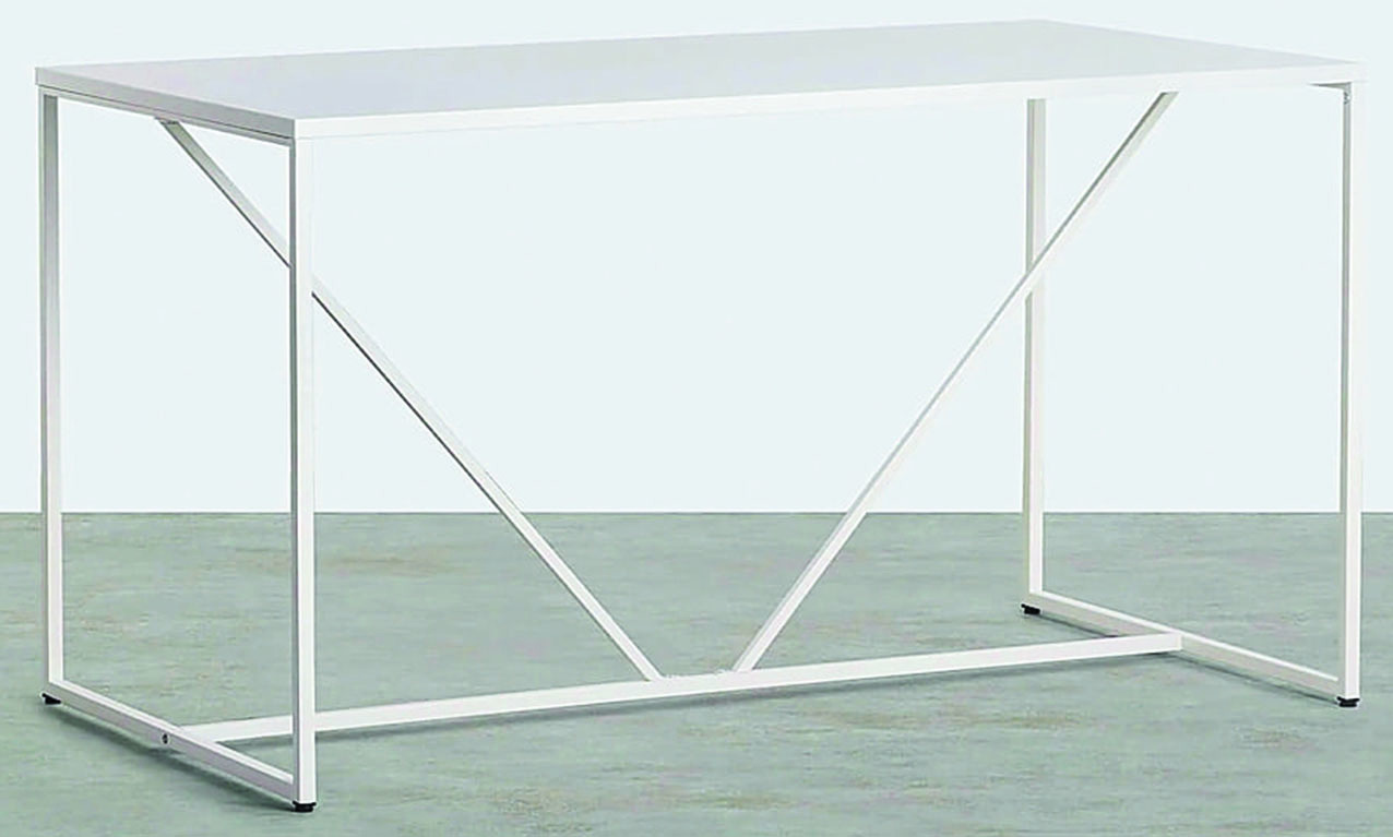 La scrivania Ibiza di The Masie  è in acciaio laccato disponibile in tanti colori. Misura L 140 x P 80 x H 78,5 cm; costa 96,95 euro. www.themasie.com