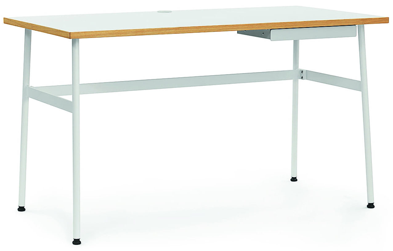 La scrivania Journal di Normann Copenhagen, con il piano in laminato e le gambe in acciaio verniciato a polvere, ha un foro per far passare i cavi e un cassetto. Misura L 130 x P 65 x H 74 cm e costa 705 euro. www.normann-copenhagen.com