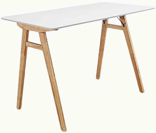 La scrivania Vojens di House Nordic, con gambe in legno e piano in Mdf verniciato bianco, misura L 120 x P 60 x H 76 cm. Costa 149 euro. www.housenordic.dk La scrivania Vojens di House Nordic, con gambe in legno e piano in Mdf verniciato bianco, misura L 120 x P 60 x H 76 cm. Costa 149 euro. www.housenordic.dk
