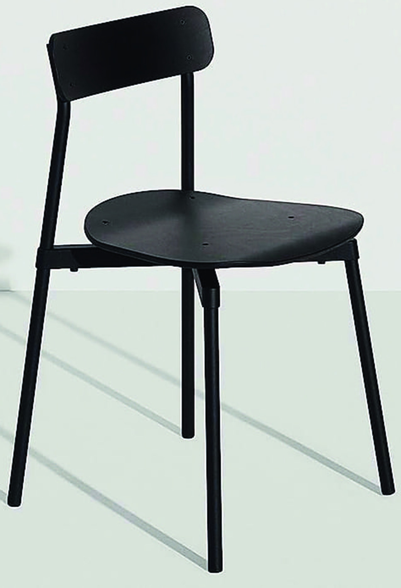 In alluminio verniciato a polvere con un prodotto privo di COV (composti organici volatili) e multistrato di faggio, Fromme di Petite Friture misura L 61 x P 58 x H 71 cm. Costa 389 euro. petitefriture.com In alluminio verniciato a polvere con un prodotto privo di COV (composti organici volatili) e multistrato di faggio, Fromme di Petite Friture misura L 61 x P 58 x H 71 cm. Costa 389 euro. petitefriture.com
