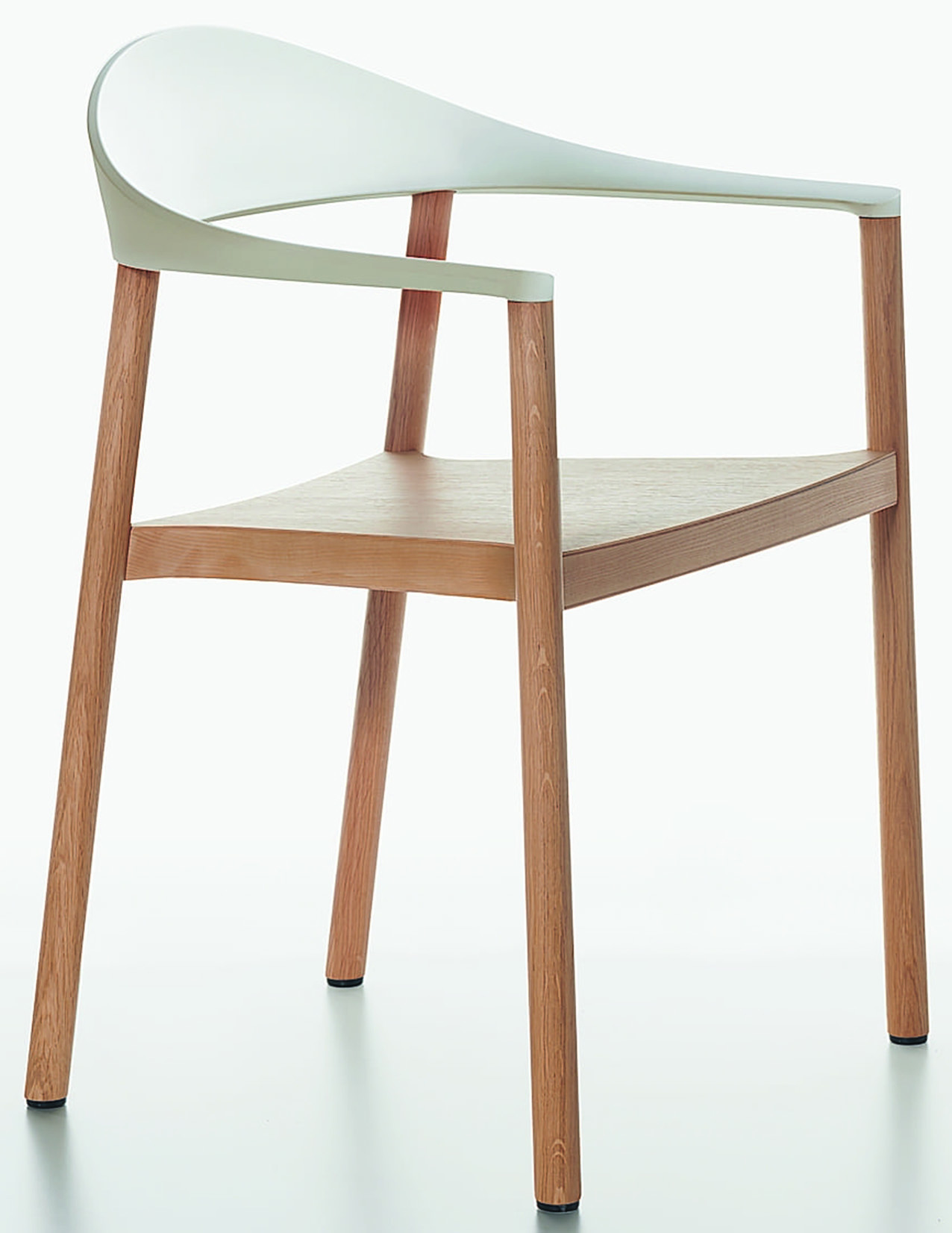 Con struttura in frassino naturale (o tinto bianco o nero), rovere o noce canaletto,
e schienale in polipropilene in colori 7
Monza di Plank prevede anche un cuscino opzionale in pelle o tessuto. Misura L 54 x P 49 x H 77-64-45 cm. Costa da 460 euro più Iva. plank.it Con struttura in frassino naturale (o tinto bianco o nero), rovere o noce canaletto,
e schienale in polipropilene in colori 7
Monza di Plank prevede anche un cuscino opzionale in pelle o tessuto. Misura L 54 x P 49 x H 77-64-45 cm. Costa da 460 euro più Iva. plank.it