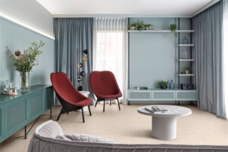 Soggiorno con madia turchese e pavimento in gres Marazzi Frammento effetto graniglia
