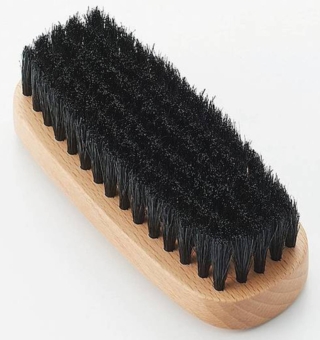 La spazzola per scarpe Art. 4549738395850 di Muji ha il manico in massello di faggio e setole naturali. Costa 6,95 euro. italy.muji.eu La spazzola per scarpe Art. 4549738395850 di Muji ha il manico in massello di faggio e setole naturali. Costa 6,95 euro. italy.muji.eu