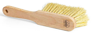 Con manico in legno e setole in fibre vegetali, la spazzola per il piano di lavoro di Marcato misura L 4 x P 6,7 x H 24 cm. Costa 26,90 euro. www.marcato.it Con manico in legno e setole in fibre vegetali, la spazzola per il piano di lavoro di Marcato misura L 4 x P 6,7 x H 24 cm. Costa 26,90 euro. www.marcato.it