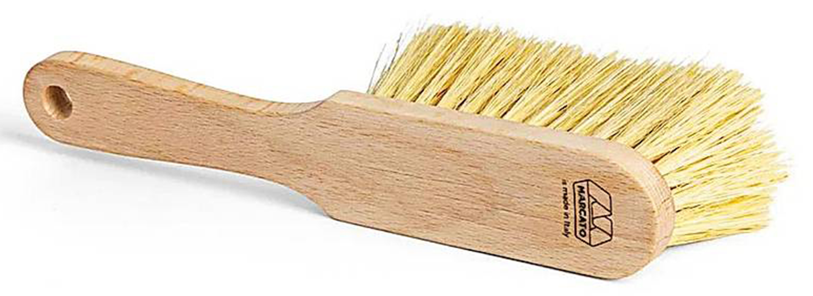 Con manico in legno e setole in fibre vegetali, la spazzola per il piano di lavoro di Marcato misura L 4 x P 6,7 x H 24 cm. Costa 26,90 euro. www.marcato.it Con manico in legno e setole in fibre vegetali, la spazzola per il piano di lavoro di Marcato misura L 4 x P 6,7 x H 24 cm. Costa 26,90 euro. www.marcato.it