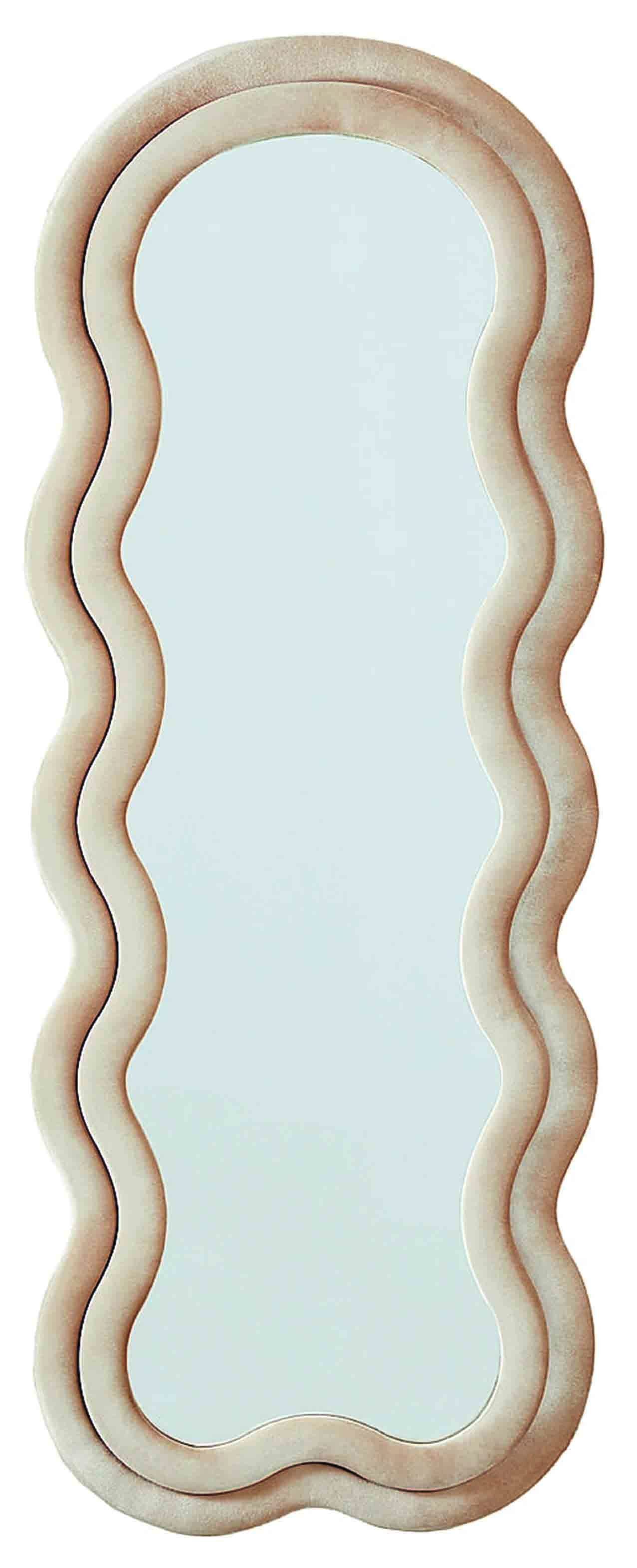 Lo specchio da parete imbottito Evelyn di Sklum ha la struttura in Mdf e il rivestimento in velluto di cotone. Misura L 60 x H 160 cm. www.sklum.com