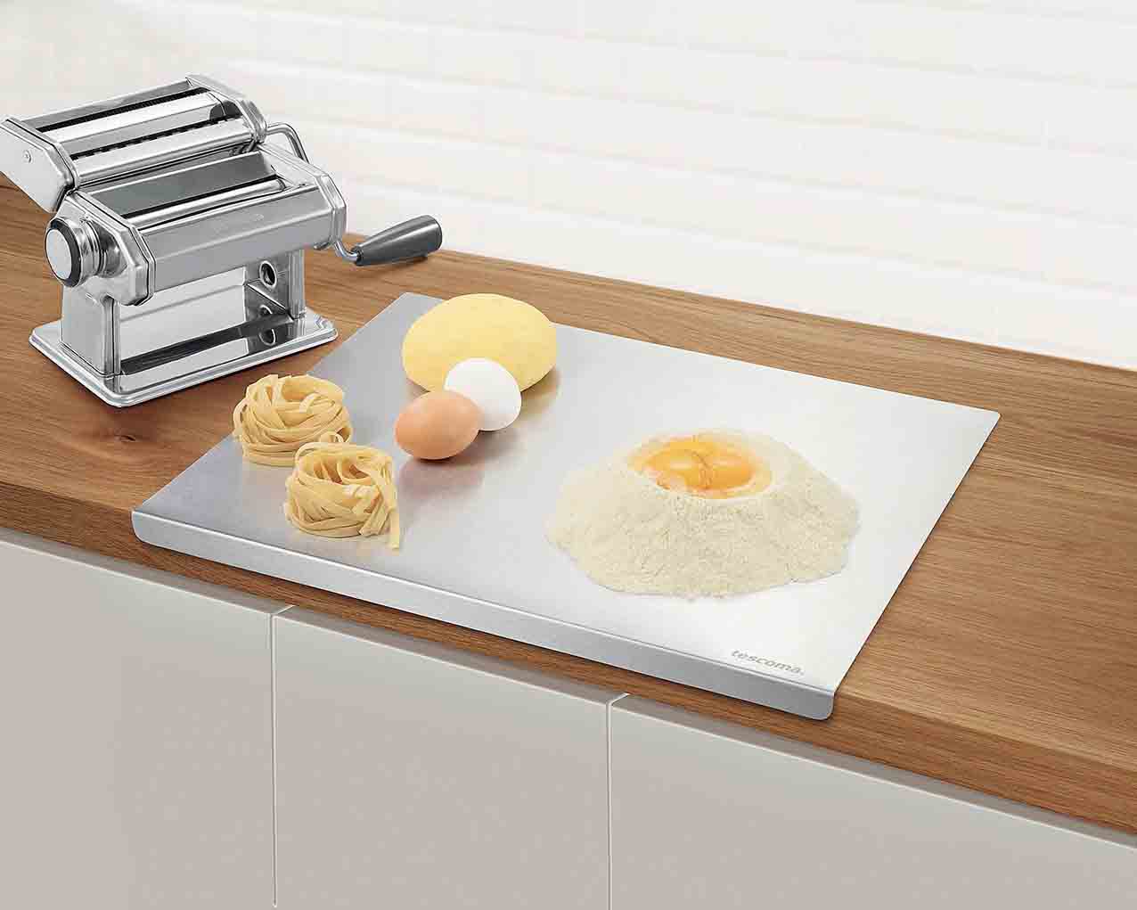La spianatoia in acciaio inox della linea GrandChef di Tescoma si applica a qualunque piano di lavoro ed è stabile perché ha una protezione antiscivolo rimovibile. Misura L 45 x P 35 x H 2 cm. Costa 35,90 euro. www.tescoma.com La spianatoia in acciaio inox della linea GrandChef di Tescoma si applica a qualunque piano di lavoro ed è stabile perché ha una protezione antiscivolo rimovibile. Misura L 45 x P 35 x H 2 cm. Costa 35,90 euro. www.tescoma.com