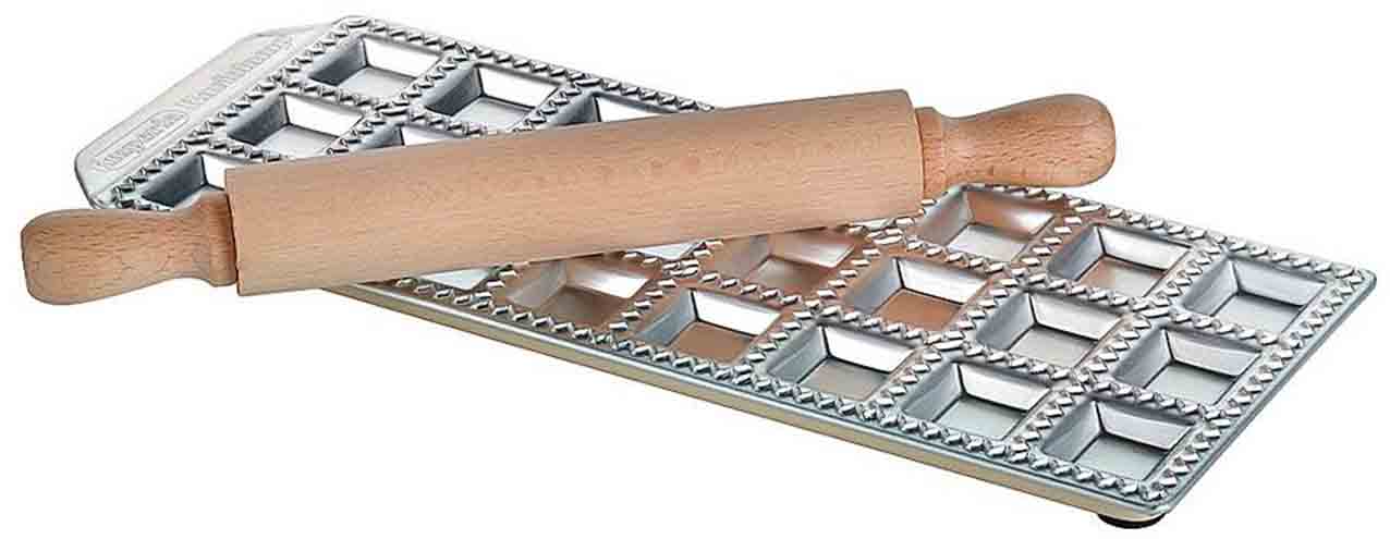 In acciaio inox, lo stampo Raviolamp di Imperia per 24 ravioli misura 29 x 14 x 3 H cm. Compreso mattarello di legno costa 27 euro. www.imperia.com In acciaio inox, lo stampo Raviolamp di Imperia per 24 ravioli misura 29 x 14 x 3 H cm. Compreso mattarello di legno costa 27 euro. www.imperia.com