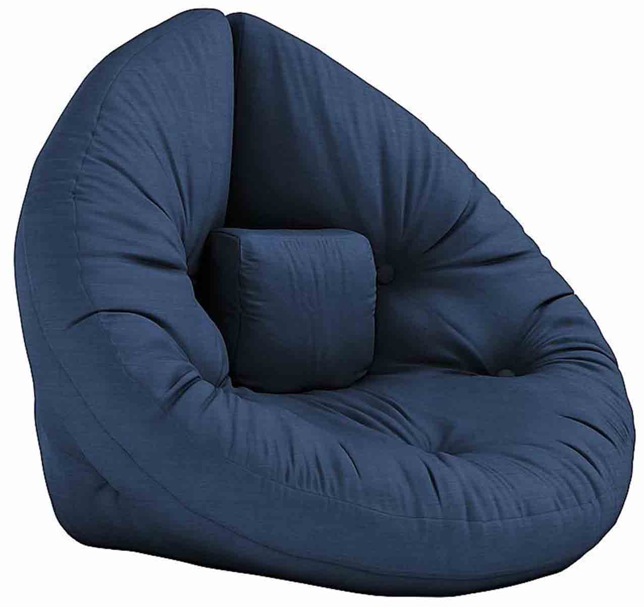 Sganciando le quattro cinghie in velcro sul retro, Mini Nido di Karup si trasforma in un futon a mezzaluna o in un tappeto da gioco. Il rivestimento è in 80% cotone + 20% poliestere, il materasso è in fibra mista riciclata con anima in schiuma. Misura L 75 x P 80 x H 60 cm; costa 189 euro. karupdesign.com Sganciando le quattro cinghie in velcro sul retro, Mini Nido di Karup si trasforma in un futon a mezzaluna o in un tappeto da gioco. Il rivestimento è in 80% cotone + 20% poliestere, il materasso è in fibra mista riciclata con anima in schiuma. Misura L 75 x P 80 x H 60 cm; costa 189 euro. karupdesign.com
