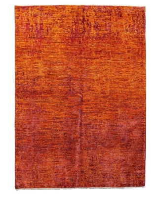 In lana e seta su cotone, Reborn Alchemy Collection di Magliocco Tappeti è annodato a mano con tecnica Senneh. Può essere personalizzato per tonalità e dimensioni; prezzo su preventivo. www.tappetimagliocco.it