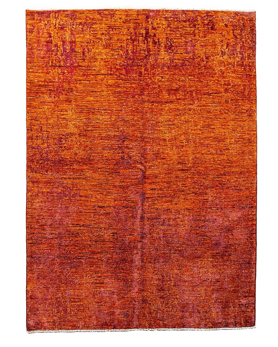 In lana e seta su cotone, Reborn Alchemy Collection di Magliocco Tappeti è annodato a mano con tecnica Senneh. Può essere personalizzato per tonalità e dimensioni; prezzo su preventivo. www.tappetimagliocco.it