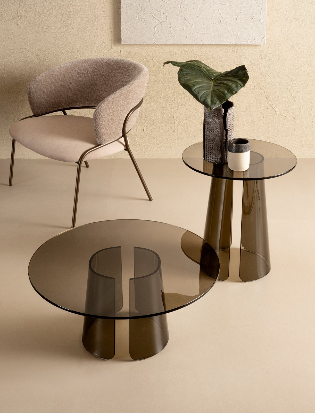 Leggero alla vista ma di forte presenza scenica, Kono di Riflessi interpreta il comodino contemporaneo con eleganza. Realizzato in cristallo curvato trasparente bronzato e completato da un top tondo in cristallo bronzato da 10 mm di spessore, questo tavolino gioca con riflessi e trasparenze, donando luminosità alla zona notte. Con le sue proporzioni equilibrate si inserisce con naturalezza accanto al letto. Misure Ø 50 × H 55 cm. Prezzo 1.440 euro Iva inclusa. www.riflessi.it Leggero alla vista ma di forte presenza scenica, Kono di Riflessi interpreta il comodino contemporaneo con eleganza. Realizzato in cristallo curvato trasparente bronzato e completato da un top tondo in cristallo bronzato da 10 mm di spessore, questo tavolino gioca con riflessi e trasparenze, donando luminosità alla zona notte. Con le sue proporzioni equilibrate si inserisce con naturalezza accanto al letto. Misure Ø 50 × H 55 cm. Prezzo 1.440 euro Iva inclusa. www.riflessi.it