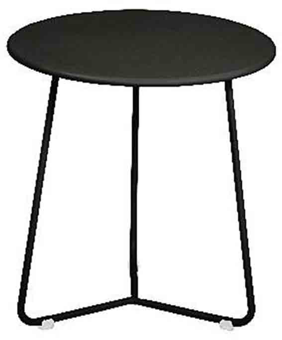 Il tavolino Cocotte di Fermob è in metallo color liquirizia con finitura adatta anche all'uso outdoor. Misura Ø 34 x H 36 cm. Costa 98 euro. www.fermob.com Il tavolino Cocotte di Fermob è in metallo color liquirizia con finitura adatta anche all'uso outdoor. Misura Ø 34 x H 36 cm. Costa 98 euro. www.fermob.com