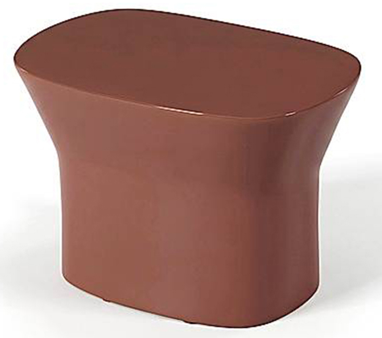 È in Fiberstone con finitura smaltata lucida il tavolino Egadi di Unopiù proposto nei colori cioccolato, dove, stone, terracotta. Misura 33 x 50 x H 33 cm e costa 359,90 euro. www.unopiu.com