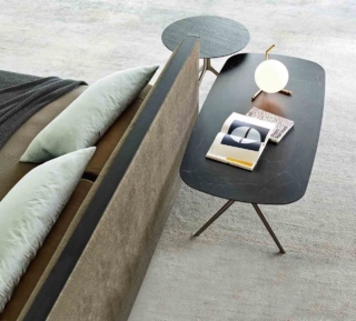 Rettangolare a botte, il tavolino Indianapolis esiste anche in versione rotonda; il piano è disponibile in ceramica opaca o lucida, in laccato opaco, lucido o metallizzato e in legno. Misura L 140 x P 70 x H 47,5 cm e costa da 473,91 euro su diotti.com. Rettangolare a botte, il tavolino Indianapolis esiste anche in versione rotonda; il piano è disponibile in ceramica opaca o lucida, in laccato opaco, lucido o metallizzato e in legno. Misura L 140 x P 70 x H 47,5 cm e costa da 473,91 euro su diotti.com.