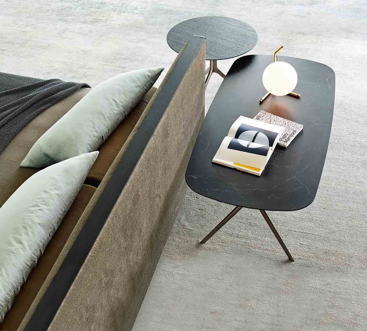Rettangolare a botte, il tavolino Indianapolis esiste anche in versione rotonda; il piano è disponibile in ceramica opaca o lucida, in laccato opaco, lucido o metallizzato e in legno. Misura L 140 x P 70 x H 47,5 cm e costa da 473,91 euro su diotti.com. Rettangolare a botte, il tavolino Indianapolis esiste anche in versione rotonda; il piano è disponibile in ceramica opaca o lucida, in laccato opaco, lucido o metallizzato e in legno. Misura L 140 x P 70 x H 47,5 cm e costa da 473,91 euro su diotti.com.