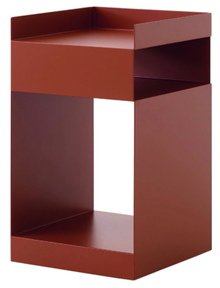 Il tavolino Rotate di &Tradition è composto da due sottili lamiere in metallo piegate e saldate che formano due vani portaoggetti e un piano dai bordi alti. La base nasconde le rotelle. Misura 35 x 35 x H 59 cm e costa 353 euro. www.andtradition.com
