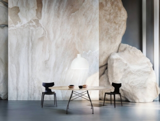 Glossy di Kartell appartiene a una famiglia di tavoli
con struttura in acciaio (cromato, dorato o nero) con un elemento a croce
che congiunge le gambe su ognuno
dei quattro lati, offrendo il sostegno
al piano in gres porcellanato
effetto marmo in quattro diverse finiture. La collezione si declina nelle versioni quadrata, ovale e tonda. Quella ovale
misura L 192 x P 118 x H 73 cm e costa a partire da 3.172 euro. www.kartell.com Glossy di Kartell appartiene a una famiglia di tavoli
con struttura in acciaio (cromato, dorato o nero) con un elemento a croce
che congiunge le gambe su ognuno
dei quattro lati, offrendo il sostegno
al piano in gres porcellanato
effetto marmo in quattro diverse finiture. La collezione si declina nelle versioni quadrata, ovale e tonda. Quella ovale
misura L 192 x P 118 x H 73 cm e costa a partire da 3.172 euro. www.kartell.com