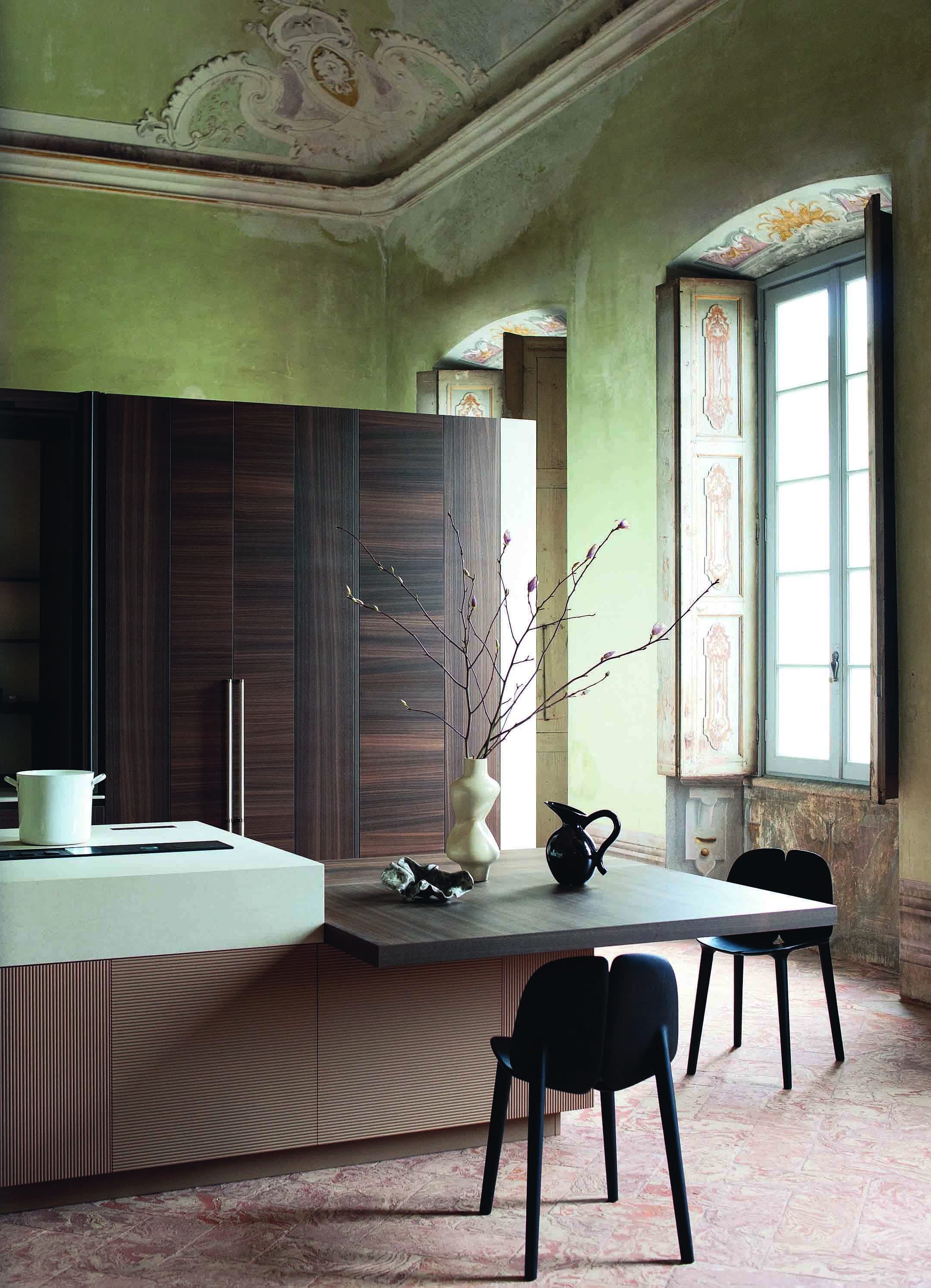 Il tavolo integrato, in essenza Eucalipto accoppiato, di Intarsio di Cesar
(design Garcia Cumini), si contrappone allo spessore elevato del worktop dell'isola (misure L 427 x P 169 cm) in MDi Induction Ananda, con piano cottura a induzione integrata. Le ante sono laccate Champagne strutturato. www.cesar.it