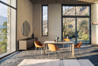 Il tavolo Manhattan di Riflessi ha il top in ceramica Calacatta oro lucido (spessore 6 mm) e la struttura nella finitura champagne perlato. Rettangolare, è allungabile (le prolunghe sono interne, fatta eccezione per i modelli con capotavola 120 cm che hanno le hanno esterne, con sacca). Misura L 180/300 x P 90 x H 76 cm; costa 2.086 euro. www.riflessi.it Il tavolo Manhattan di Riflessi ha il top in ceramica Calacatta oro lucido (spessore 6 mm) e la struttura nella finitura champagne perlato. Rettangolare, è allungabile (le prolunghe sono interne, fatta eccezione per i modelli con capotavola 120 cm che hanno le hanno esterne, con sacca). Misura L 180/300 x P 90 x H 76 cm; costa 2.086 euro. www.riflessi.it