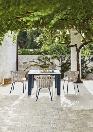 Il tavolo Plinto di Varaschin si caratterizza per il design a sezione ellittica delle gambe.
La struttura è in alluminio verniciato a polveri, il top in HPL
e ceramica bocciardata. Quadrato misura 120 x 120 x
H 74 cm, prezzo da rivenditore. Della stessa azienda,
la poltroncina Emma Cross in alluminio verniciato
a polveri e intrecciato con band in tessuto acrilico.
Misura L 68 x P 57 x H 77 cm; prezzo da rivenditore. varaschin.it