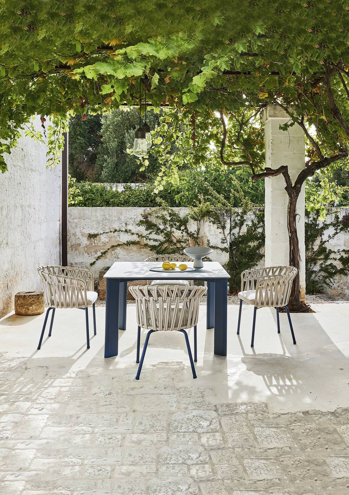 Il tavolo Plinto di Varaschin si caratterizza per il design a sezione ellittica delle gambe.
La struttura è in alluminio verniciato a polveri, il top in HPL
e ceramica bocciardata. Quadrato misura 120 x 120 x
H 74 cm, prezzo da rivenditore. Della stessa azienda,
la poltroncina Emma Cross in alluminio verniciato
a polveri e intrecciato con band in tessuto acrilico.
Misura L 68 x P 57 x H 77 cm; prezzo da rivenditore. varaschin.it