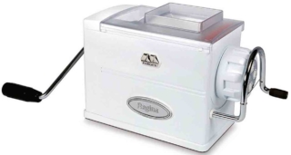 In Abs, policarbonato, acciaio cromato, Regina di Marcato permette di trafilare 5 formati di pasta. Misura 30 x 12,4 x H 18,8 cm. Costa 116,90 euro. www.marcato.com In Abs, policarbonato, acciaio cromato, Regina di Marcato permette di trafilare 5 formati di pasta. Misura 30 x 12,4 x H 18,8 cm. Costa 116,90 euro. www.marcato.com