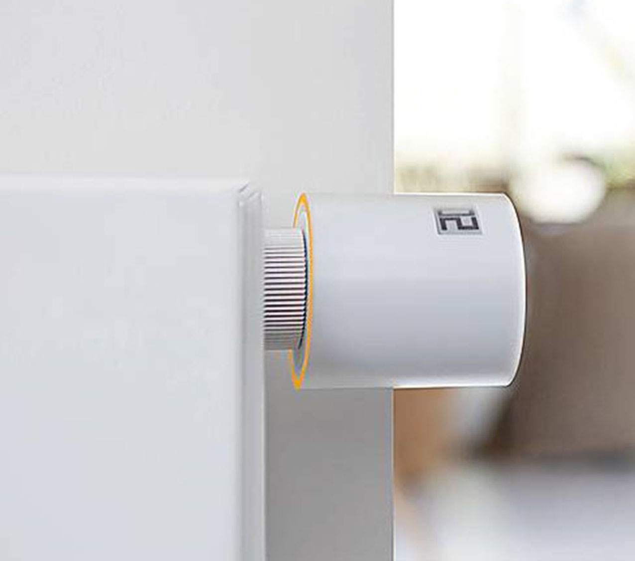 Le valvole termostatiche intelligenti di Netatmo design Philippe Starck, si gestiscono anche da remoto via app, stanza per stanza, grazie a funzionalità smart. Fra gli automatismi, il rilevamento dell’apertura delle finestre che attiva
la sospensione immediata del riscaldamento. Possono essere integrate negli impianti sia autonomi
sia centralizzati. La singola valvola costa 89,99 euro. www.netatmo.com