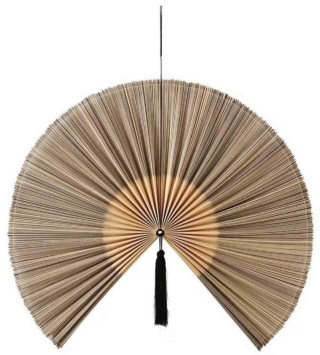 Ikuyo di Maisons du Monde è il ventaglio da parete in bambù bicolore. Misura 138 x 112 cm. Costa 79,99 euro.  www.maisonsdumonde.com