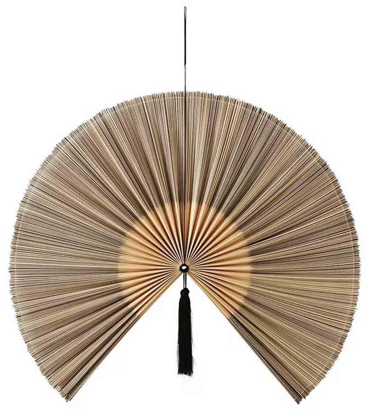 Ikuyo di Maisons du Monde è il ventaglio da parete in bambù bicolore. Misura 138 x 112 cm. Costa 79,99 euro.  www.maisonsdumonde.com