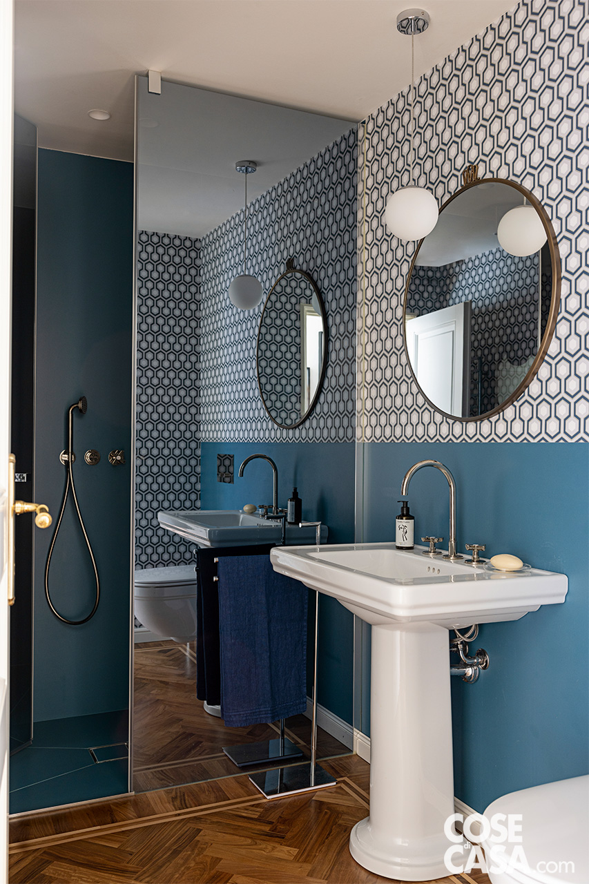 bagno con paruqet e pareti azzurre bagno con paruqet e pareti azzurre
