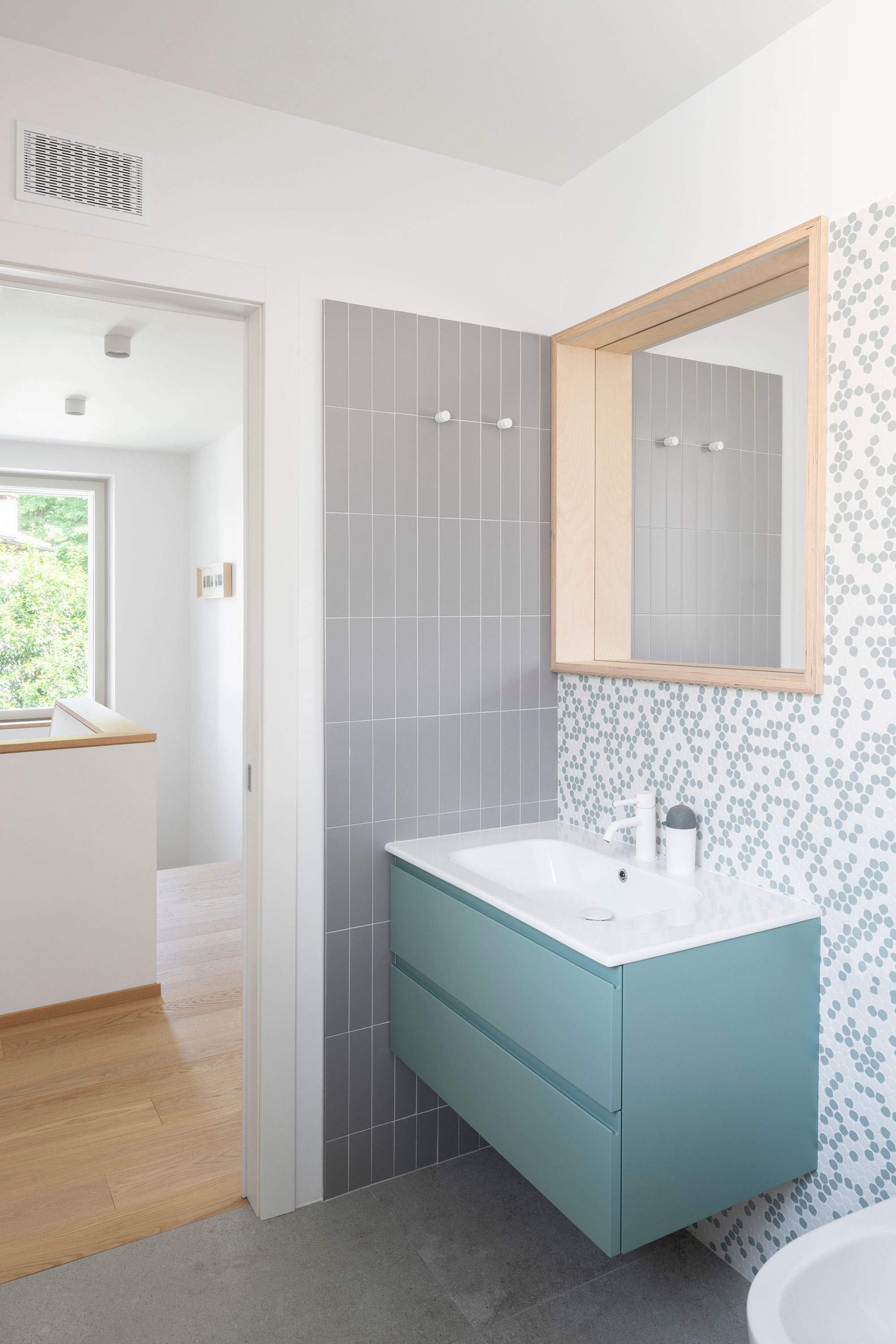 Nel bagno padronale al piano primo domina il rivestimento in mosaico di gres mod. Bon Bon (colore White/Acquamarine, 30x30 cm) di Decoratori Bassanesi, abbinato al listello ceramico Perla Matt (6x25 cm) di Ce.Si. Mobile lavabo Arbi Arredo Bagno coordinato in verde spento. Nel bagno padronale al piano primo domina il rivestimento in mosaico di gres mod. Bon Bon (colore White/Acquamarine, 30x30 cm) di Decoratori Bassanesi, abbinato al listello ceramico Perla Matt (6x25 cm) di Ce.Si. Mobile lavabo Arbi Arredo Bagno coordinato in verde spento.